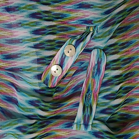 Maurices women's semi-sheer sleeveless top with a multicolor pattern size Large - Picture 4 of 7